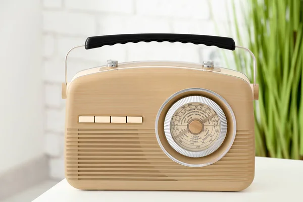 Retro radio op tafel — Stockfoto