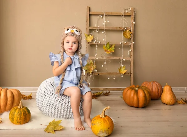 Adorable niña en sombrero de punto — Foto de Stock