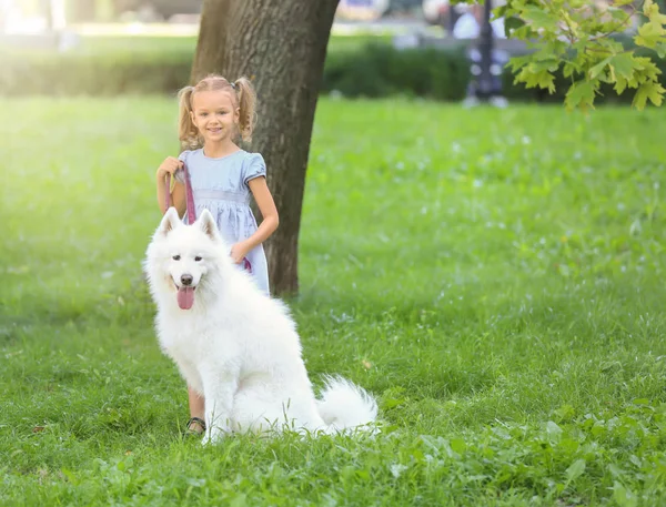 Schattig Klein Meisje Met Hond Park — Stockfoto