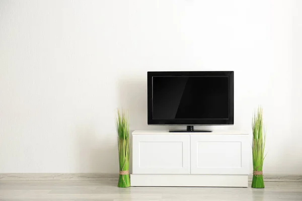 Современный телевизор на стенде — стоковое фото
