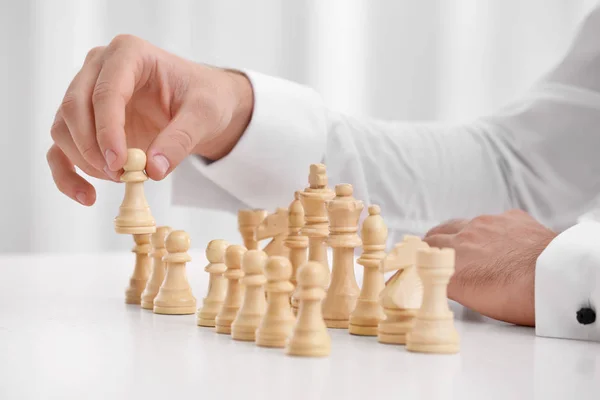 Junger Mann mit Schach — Stockfoto