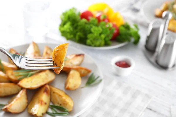 Stück leckere Ofenkartoffeln mit Rosmarin — Stockfoto
