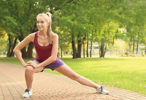 Giovane donna stretching — Foto Stock