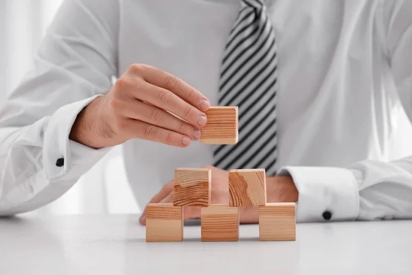 Junger Mann mit Holzwürfeln — Stockfoto