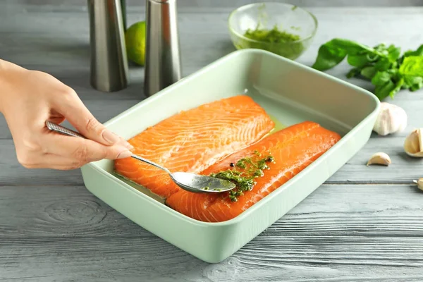 Mulher preparando filé de salmão — Fotografia de Stock