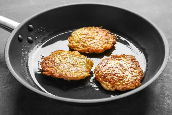 Menggoreng panci dengan pancake kentang Hanukkah — Stok Foto