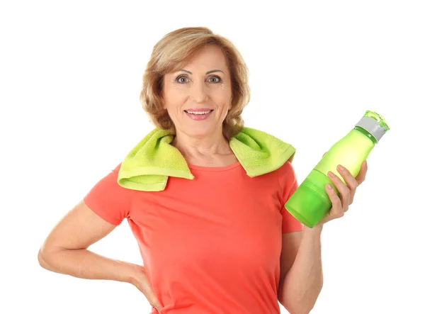 Sportovní starší žena s lahví vody, izolované na bílém — Stock fotografie