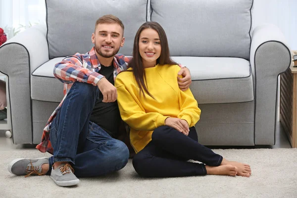 Jovem casal perto de sofá em casa — Fotografia de Stock