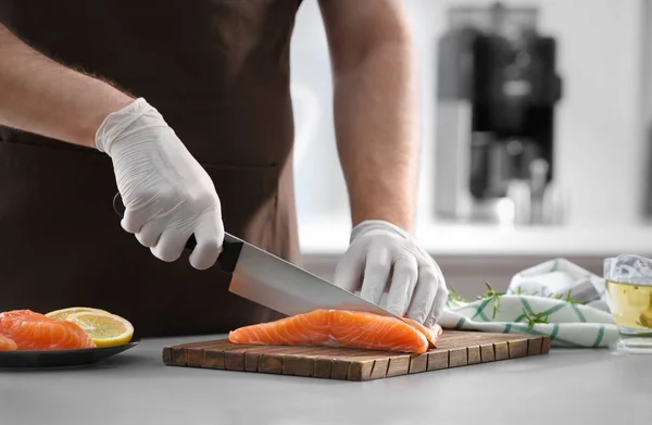 Filete de salmón cortado por hombre —  Fotos de Stock