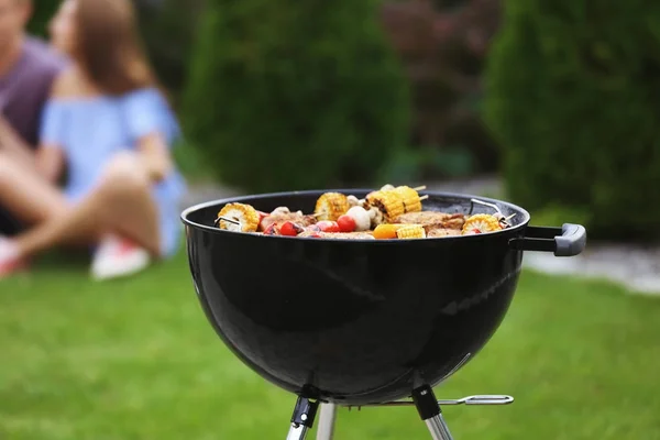 Délicieux steaks et légumes — Photo