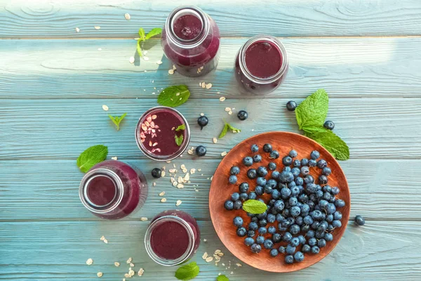 Glasflaskor med acai juice och bär — Stockfoto