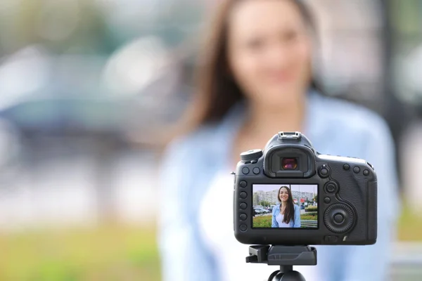 Mladé samice blogger nahrávání videa venku — Stock fotografie