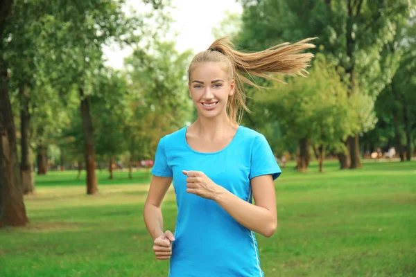 Young woman running in park — Stock Photo, Image