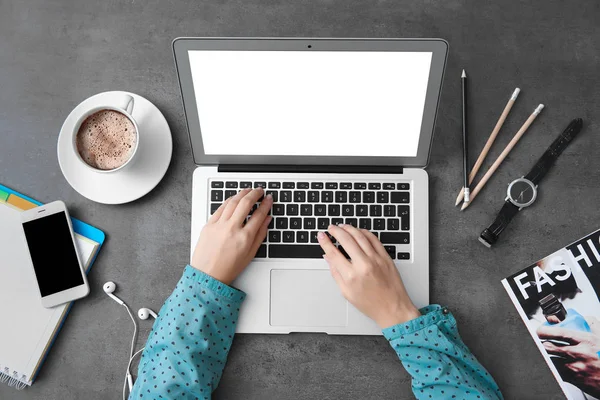 Mulher usando laptop — Fotografia de Stock