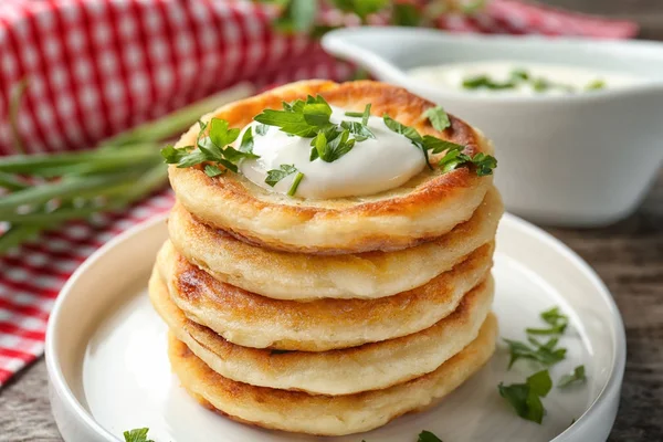 Plate with Hanukkah potato pancakes — Stock Photo, Image