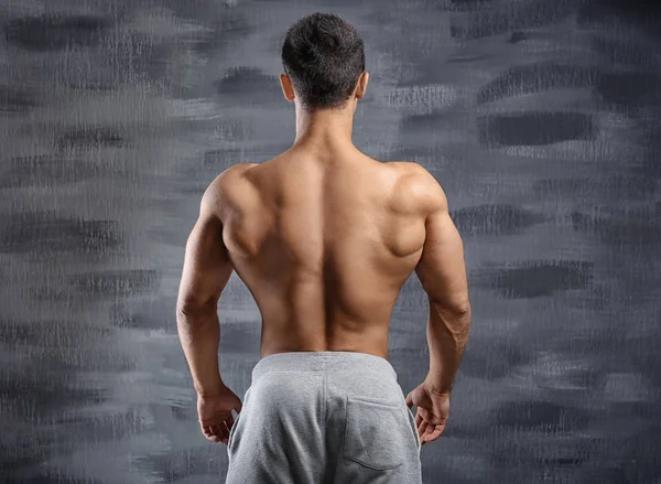 Muskulöser Mann auf dunklem Hintergrund — Stockfoto