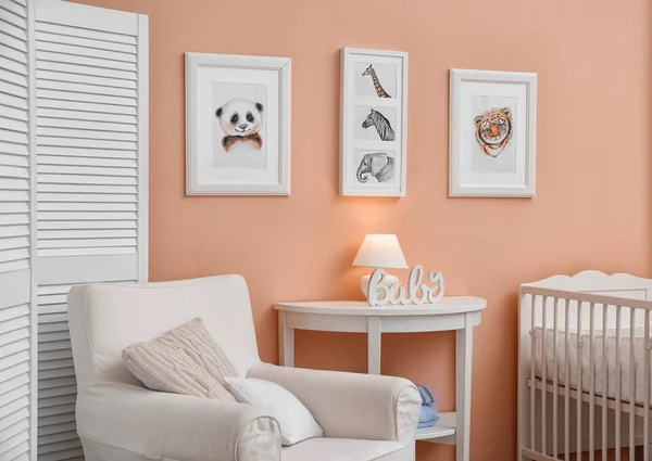 Stanza del bambino con foto di animali sulla parete — Foto Stock