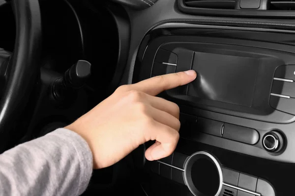 Man die tuning van radio in de auto — Stockfoto