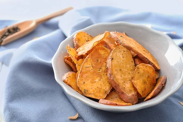 Чаша с вкусными сладкими картофельными чипсами — стоковое фото