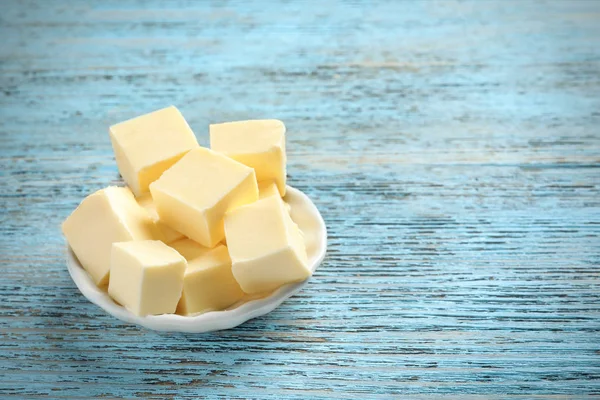 Plaat met kubussen van boter — Stockfoto