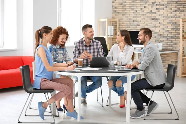 Team van jonge professionals uitvoeren van zakelijke bijeenkomst in kantoor — Stockfoto