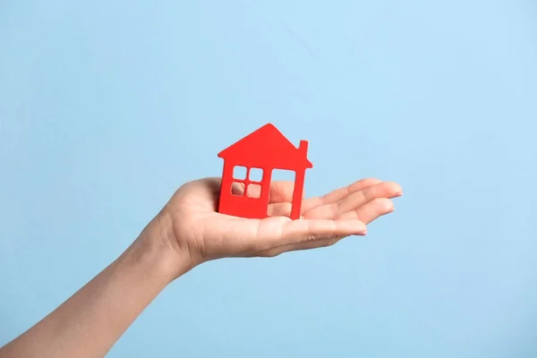 Woman holding figure of house — Stock Photo, Image