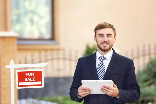 Male real estate agent — Stock Photo, Image
