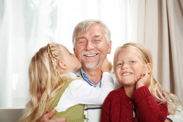 Starší muž s vnoučaty doma — Stock fotografie