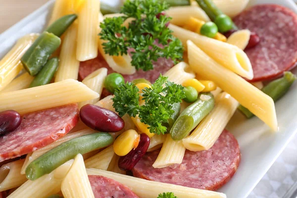 Pasta con salsiccia e verdure — Foto Stock