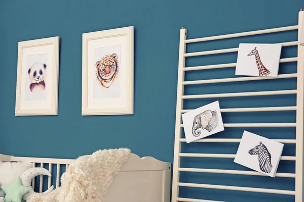 Baby slaapkamer met foto's van dieren — Stockfoto