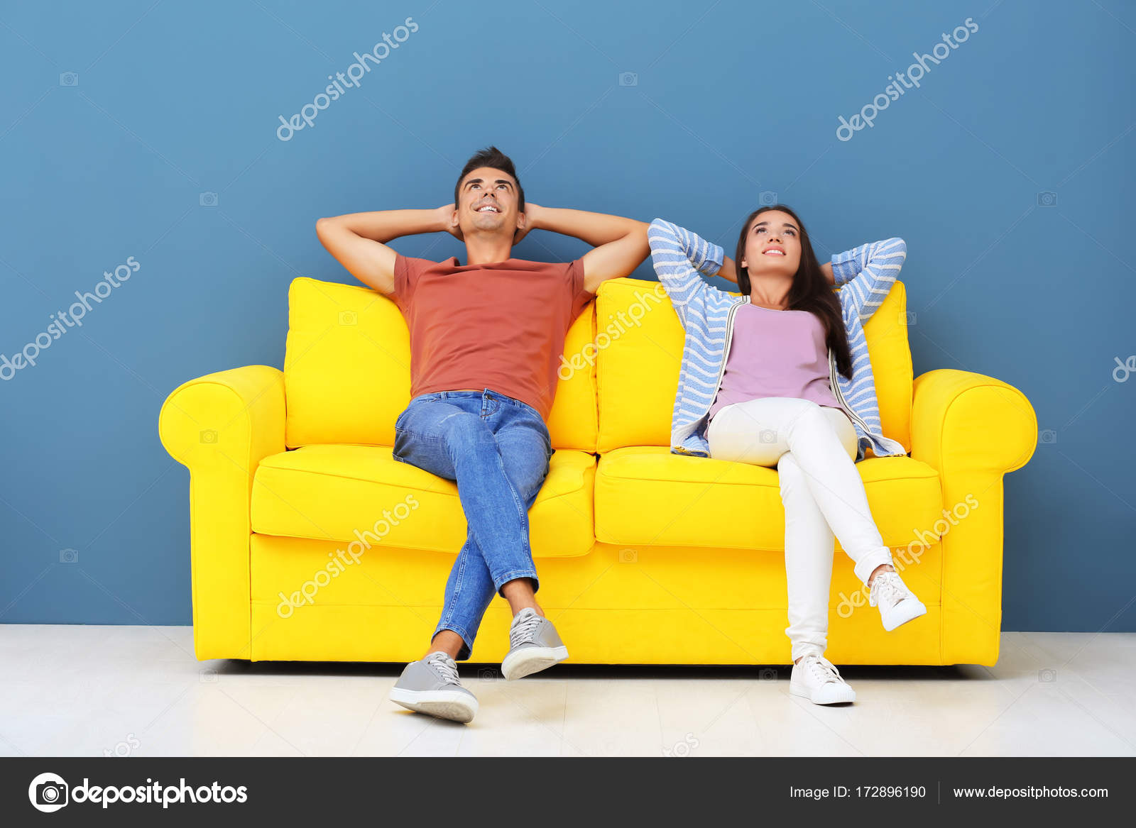 Розовое происшествие на жёлтом диване