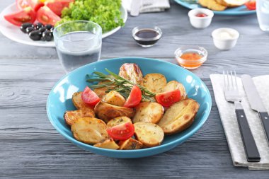 Lezzetli fırında biberiye patates ile plaka 