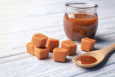 Lezzetli karamelli şeker ile kompozisyon 
