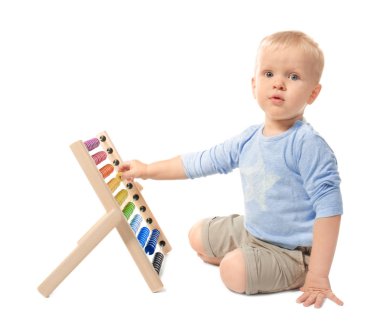 Abaküs, üzerinde beyaz izole ile şirin bebek