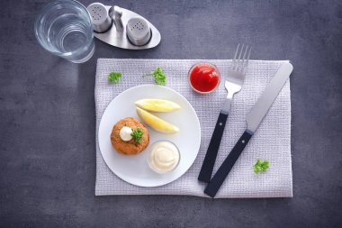 Lezzetli somon patty ile plaka 