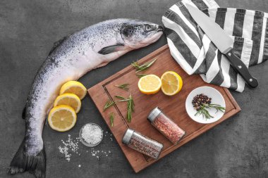 Taze Çiğ somon ile kompozisyon 