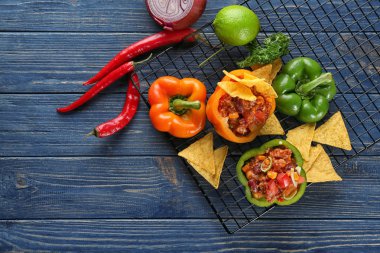 Chili con carne ve nacho fiş metal ızgara üzerinde biber dolması