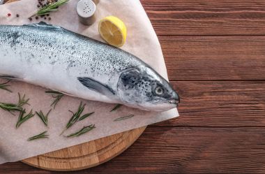 Kurulu taze Çiğ somon ile 