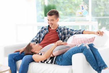 genç bir çift kanepe  