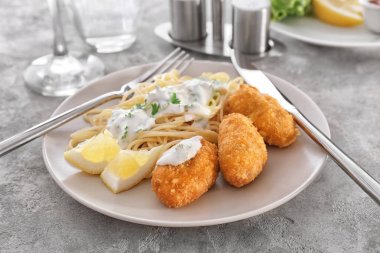 Lezzetli somon Köfte ve spagetti ile plaka 