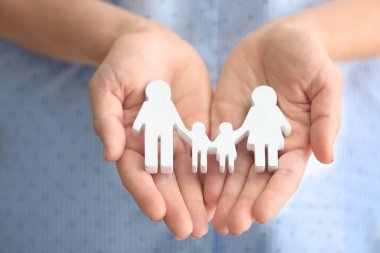 Kadın holding aile figürü