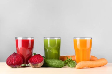 Gözlük ile çeşitli taze sebze suları 