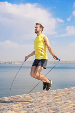 İp atlama ile genç adam 