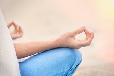 Kumsalda yoga yaparken yaşlı kadın