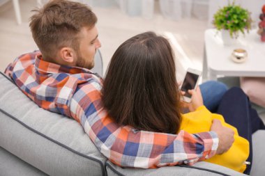 genç bir çift kanepe evde