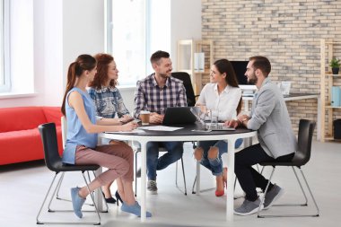 Takım genç profesyonellerin iş karşılaşma içinde office iletken