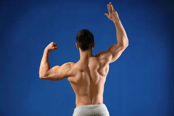 Hombre joven musculoso — Foto de Stock