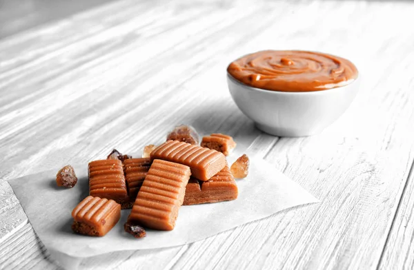 Süße Karamellbonbons und Schüssel — Stockfoto