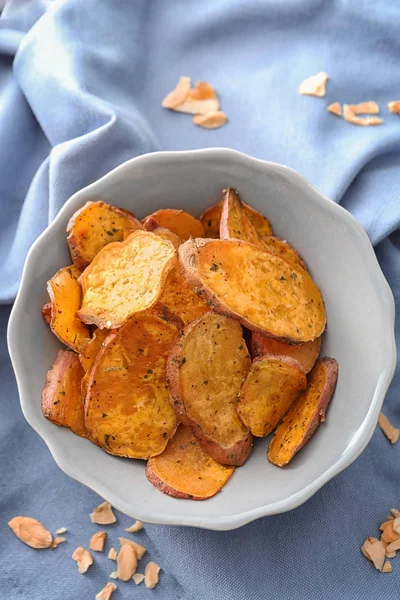 Tigela com deliciosos chips de batata-doce — Fotografia de Stock