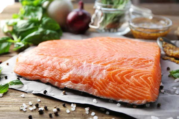 Filete fresco de salmón crudo listo para marinar —  Fotos de Stock